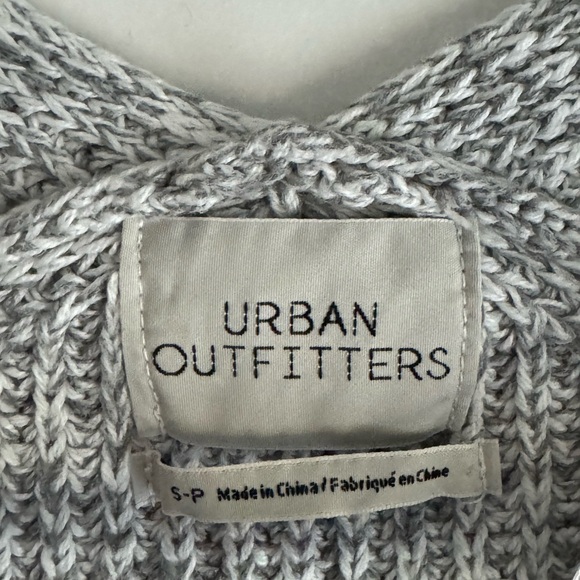 URBAN OUTFITTERS CHUNKY KNIT V-NECK SWEATER NWOT - Picture 3 of 6